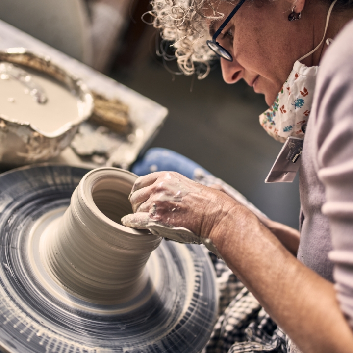 Maria Meyer, workshop, keramikgruppe, drehen, töpfern, ton, handarbeit, frau, licht, drehscheibe, höhr-grenzhausen, natur-kultur-keramik