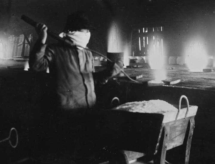 Historisches Bild vom Salzen eines Kannenofen aus der Erzählung Kleines Feuer von Roland Giefer