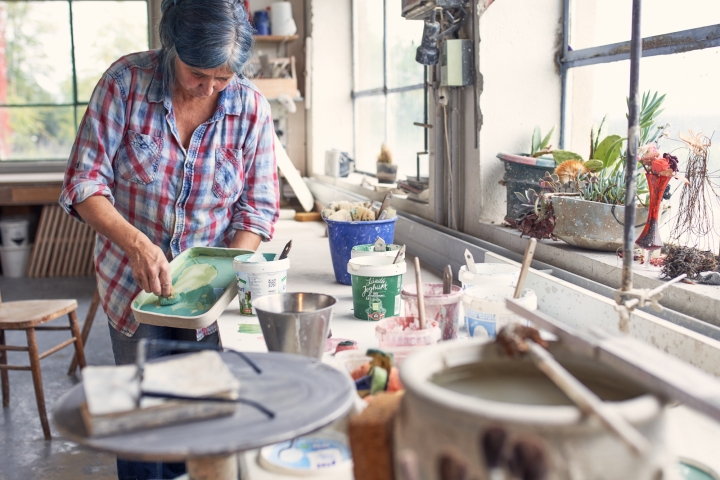 Susanne Altzweig, Keramikerin aus Höhr-Grenzhausen dekoriert eine Keramikschale.
