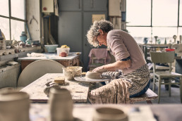 Maria Meyer, Keramikerin aus Höhr-Grenzhausen an der Töpferscheibe. Keramikwerstatt Kaas & Heger beteiligen sich an den Europäische Tage des Kunsthandwerks