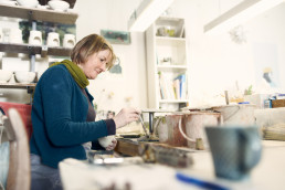 Ute Matschke, Keramikerin aus Höhr-Grenzhausen in ihrer Werkstatt