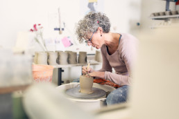 Maria Meyer, Keramikerin aus Höhr-Grenzhausen, in ihrer Werkstatt