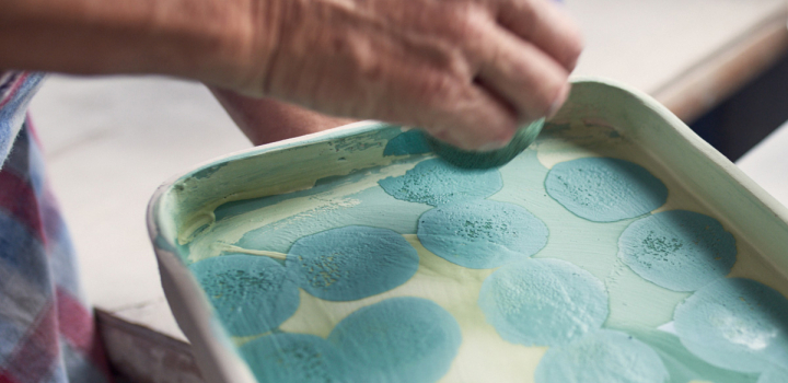 Susanne Altzweig, Keramikerin aus Höhr-Grenzhausen beim dekorieren einer Keramikschale. Keramikwerstatt Kaas & Heger beteiligen sich an den Europäische Tage des Kunsthandwerks