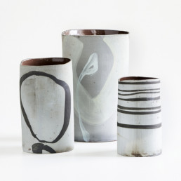 Vasen aus dem Niedrigsalzbrand der Keramikerin Monika Debus