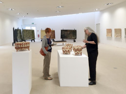 Monika Debus im Gespräch mit der norwegischen Künslerin Marit Tingleff im Keramikmuseum Westerwald