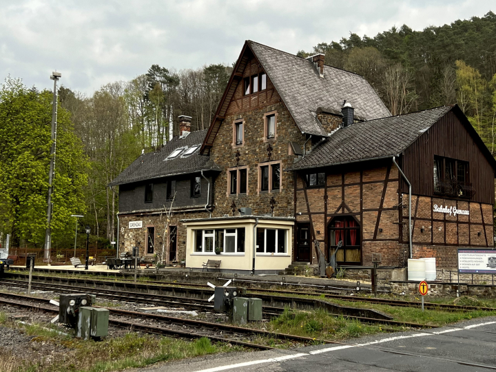 Bahnüberquerung am Bahnhof Grenzau