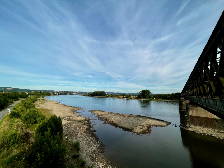 Ein Blick von der Brücke auf den Rhein