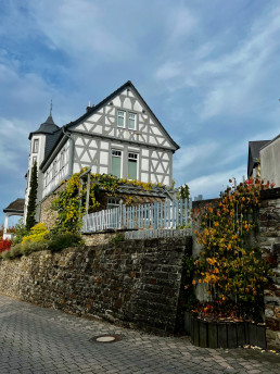 Vereinzelt stehen wunderbare Fachwerkhäuser in Grenzhausen