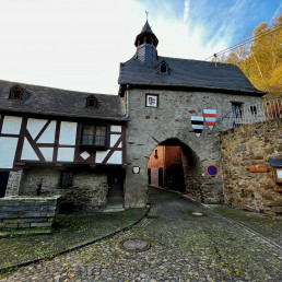 Historisches Torhaus „Alte Porz“ in Isenburg, als äußeres Schutztor zum Burgaufgang