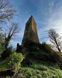 Dreieckiger Bergfried der Burg Grenzau