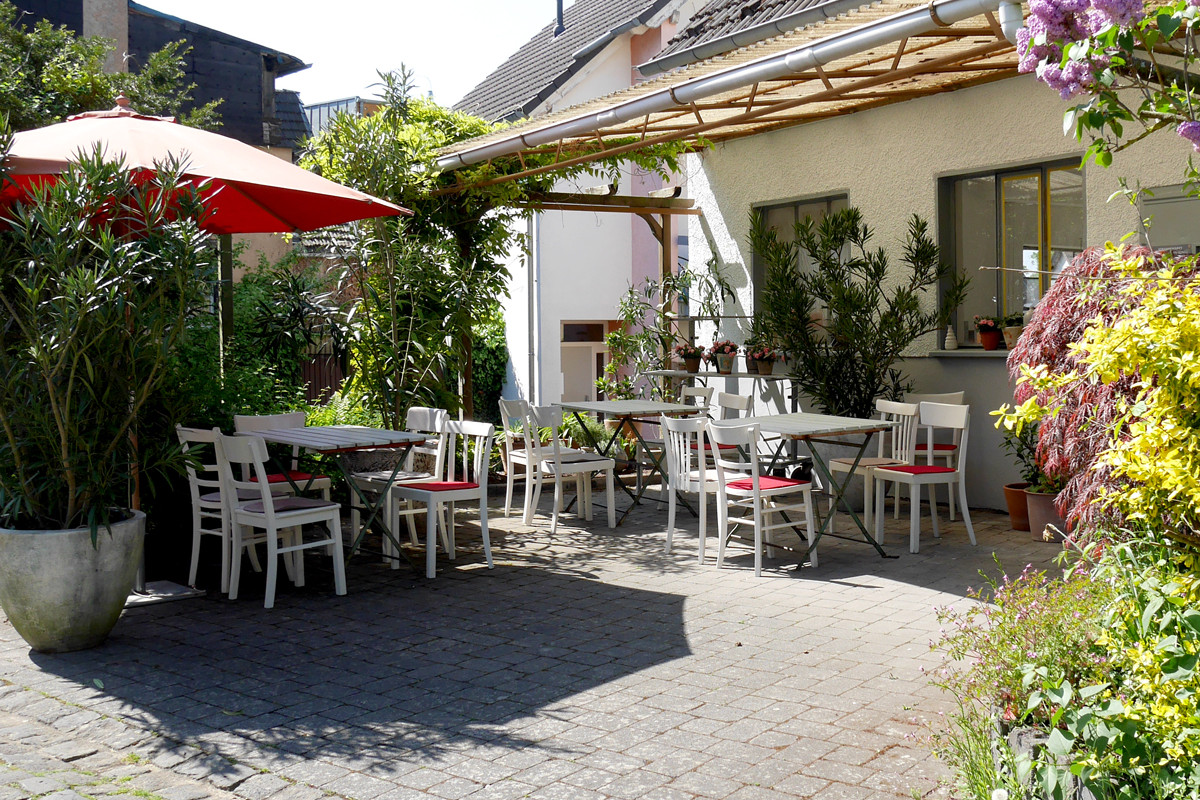 Terrasse vor der Ladengalerie Keramik.Kombinat in Höhr-Grenzhausen
