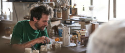 Arwed Angerer, Keramiker beim arbeiten in seiner Werksatt