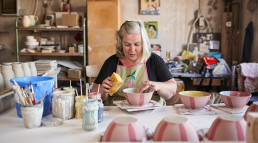 Tine Angerer, Keramikerin aus Höhr-Grenzhausen, beim bemalen ihrer Keramik