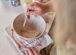 Tine Angerer, Keramikerin aus Höhr-Grenzhausen, beim bemalen ihrer Keramik