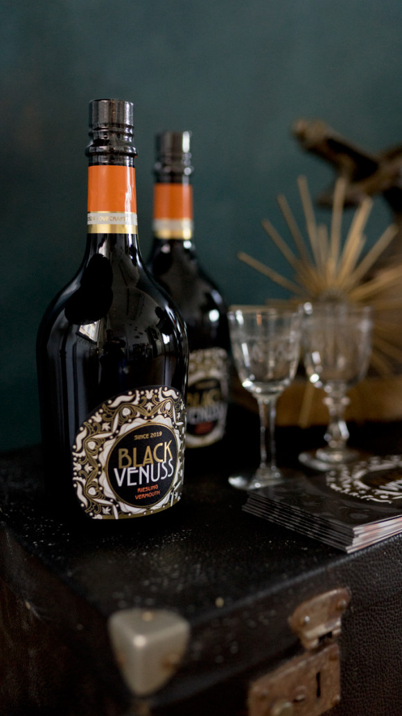 Black Venus - Rieslingvermouth aus dem Reingau im Keramik Kombinat