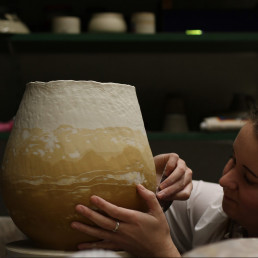 Laura Bouyer im Keramik-Atelier