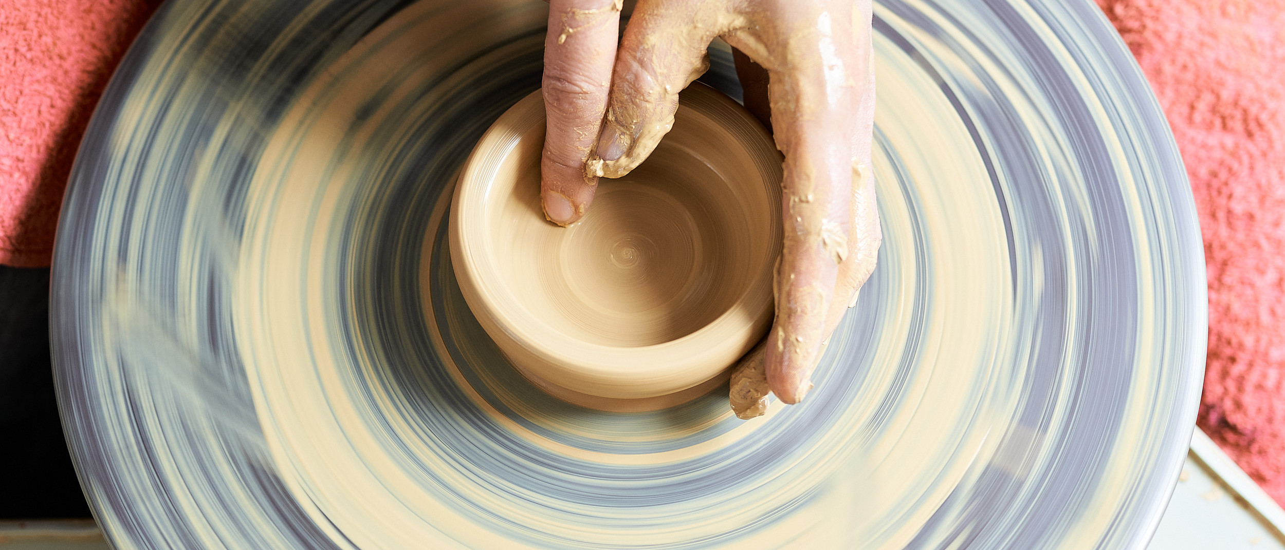 Dörthe Ries beim Drehen © Natur Kultur Keramik