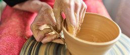 Dörthe Ries beim Drehen © Natur Kultur Keramik