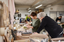 keramikworkshop, hoehr-grenzhausen, Keramikstadt, monikadebus, workshop, töpfern, drehen, keramik